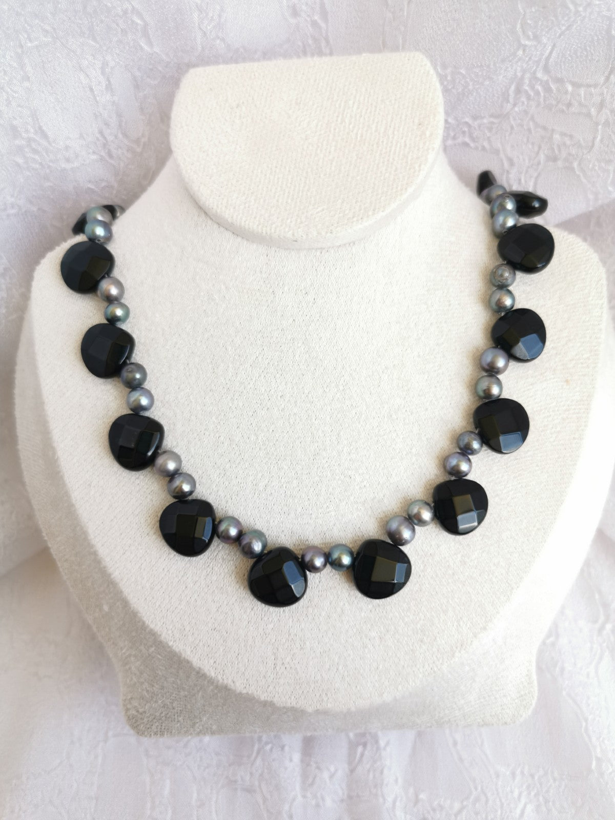 collier en perle d'eau douce teintée et onyx facetté