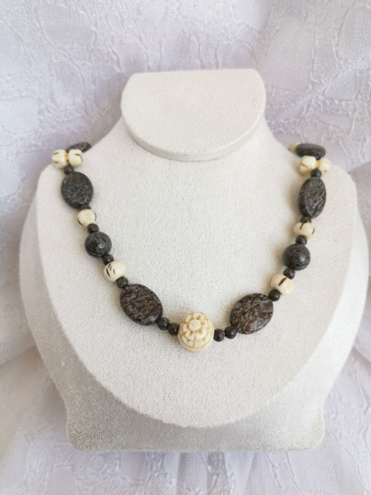 Collier en jaspe paysage et perles végétales sculptées