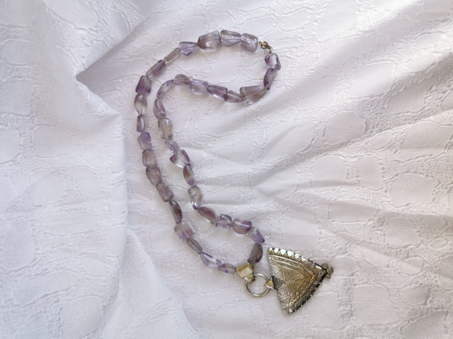 Collier en améthyste avec pendentif ethnique