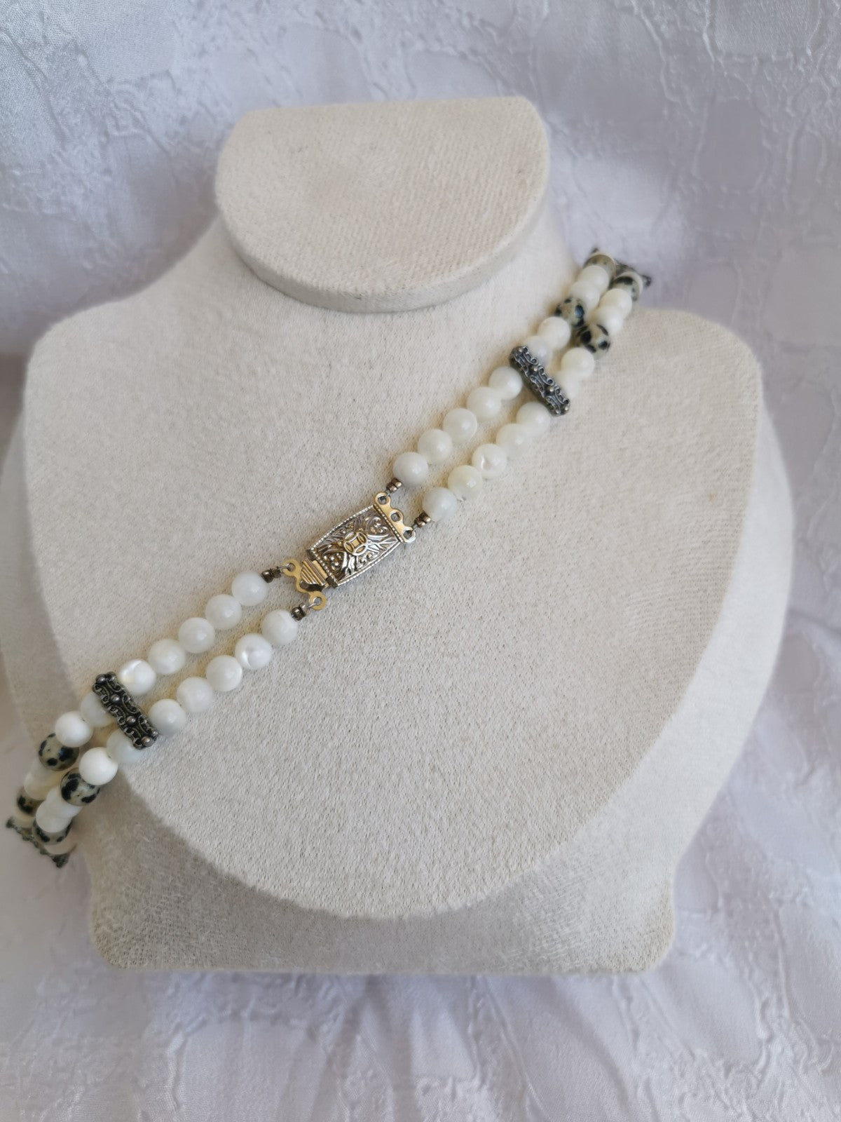 Collier deux rangs style ancien en nacre et jaspe dalmatien
