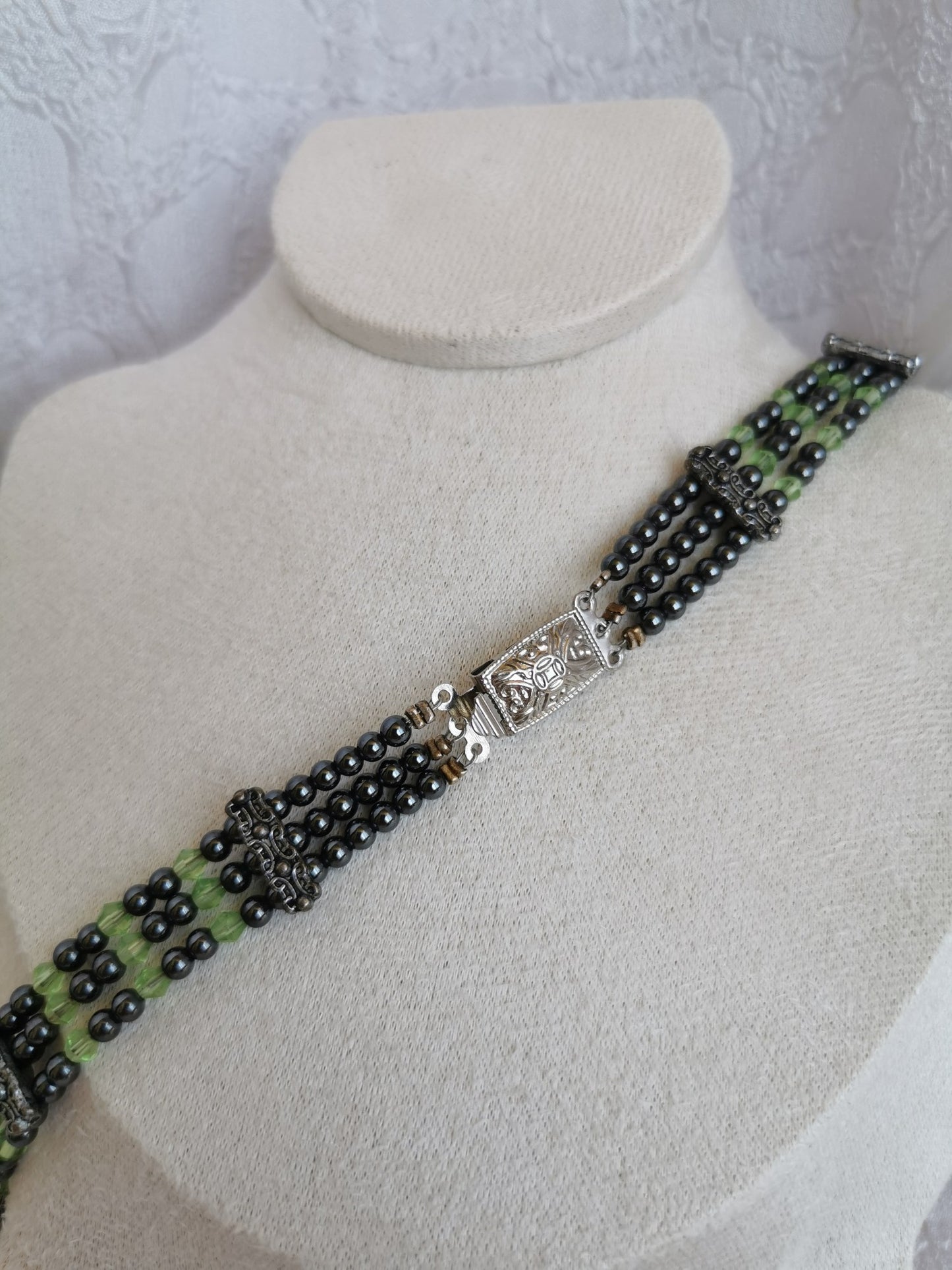Collier vintage 3 rangs en hématite, perle vertes de synthèse