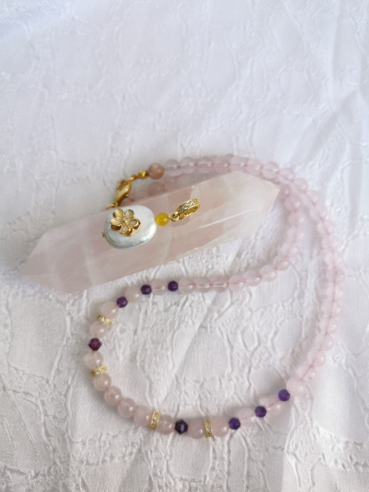 Collier en quartz rose, perle de synthèse violette facettée, pendentif en nacre amovible.