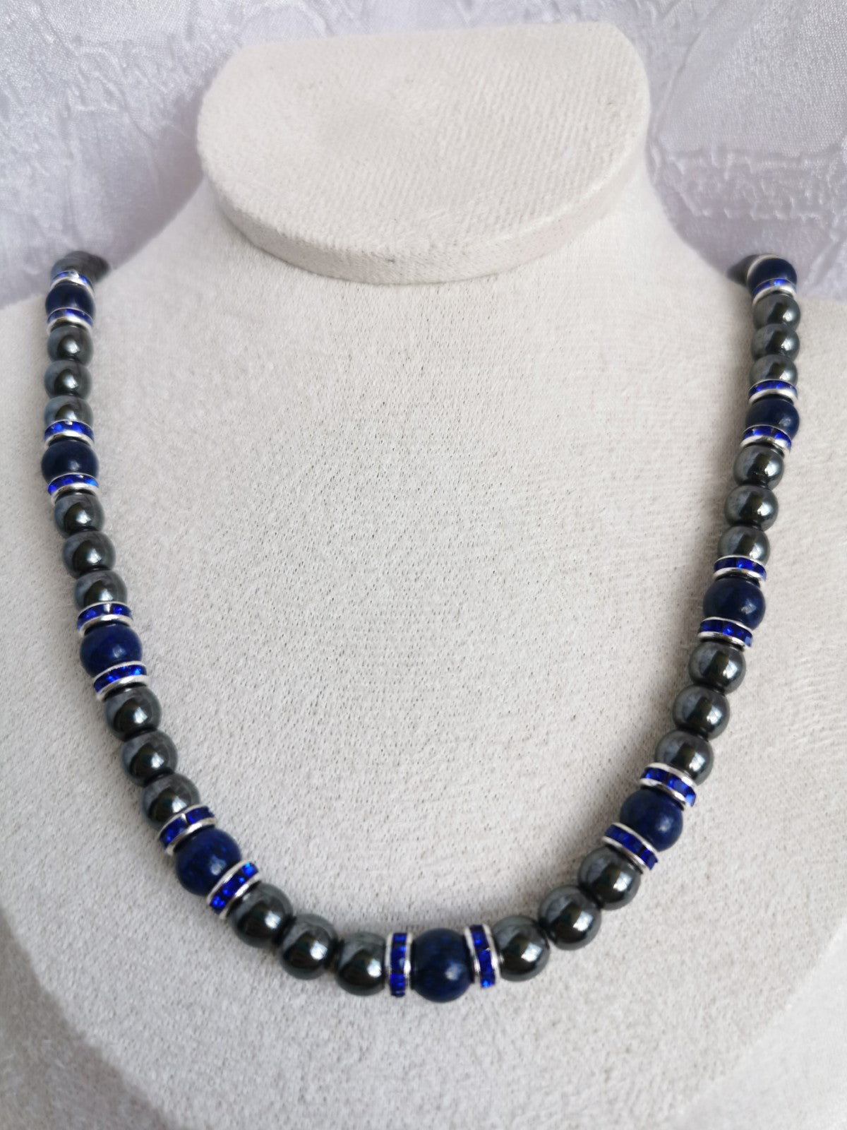 Collier en hématite, lapis lazuli, et intercalaires avec strass.