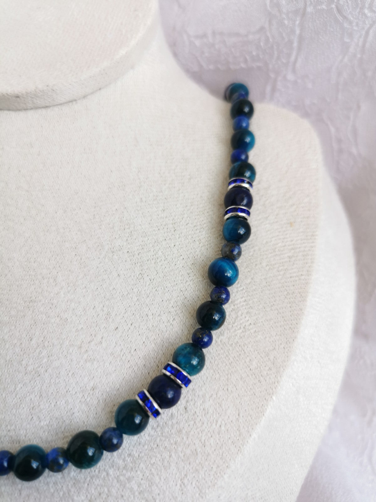 Collier en quartz teinté, lapis lazuli et strass bleu
