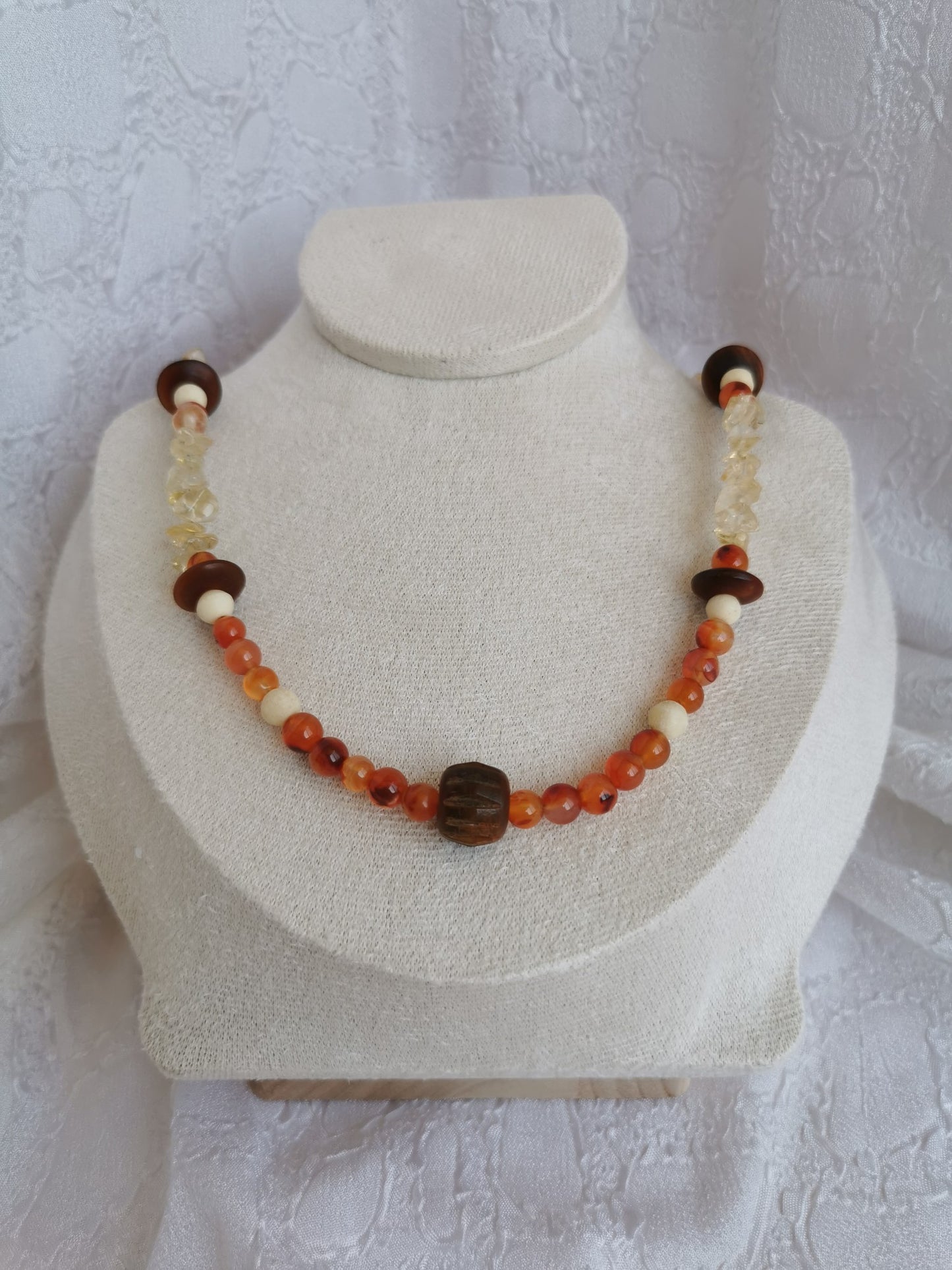 Collier en cornaline, chips de citrine et perle en bois