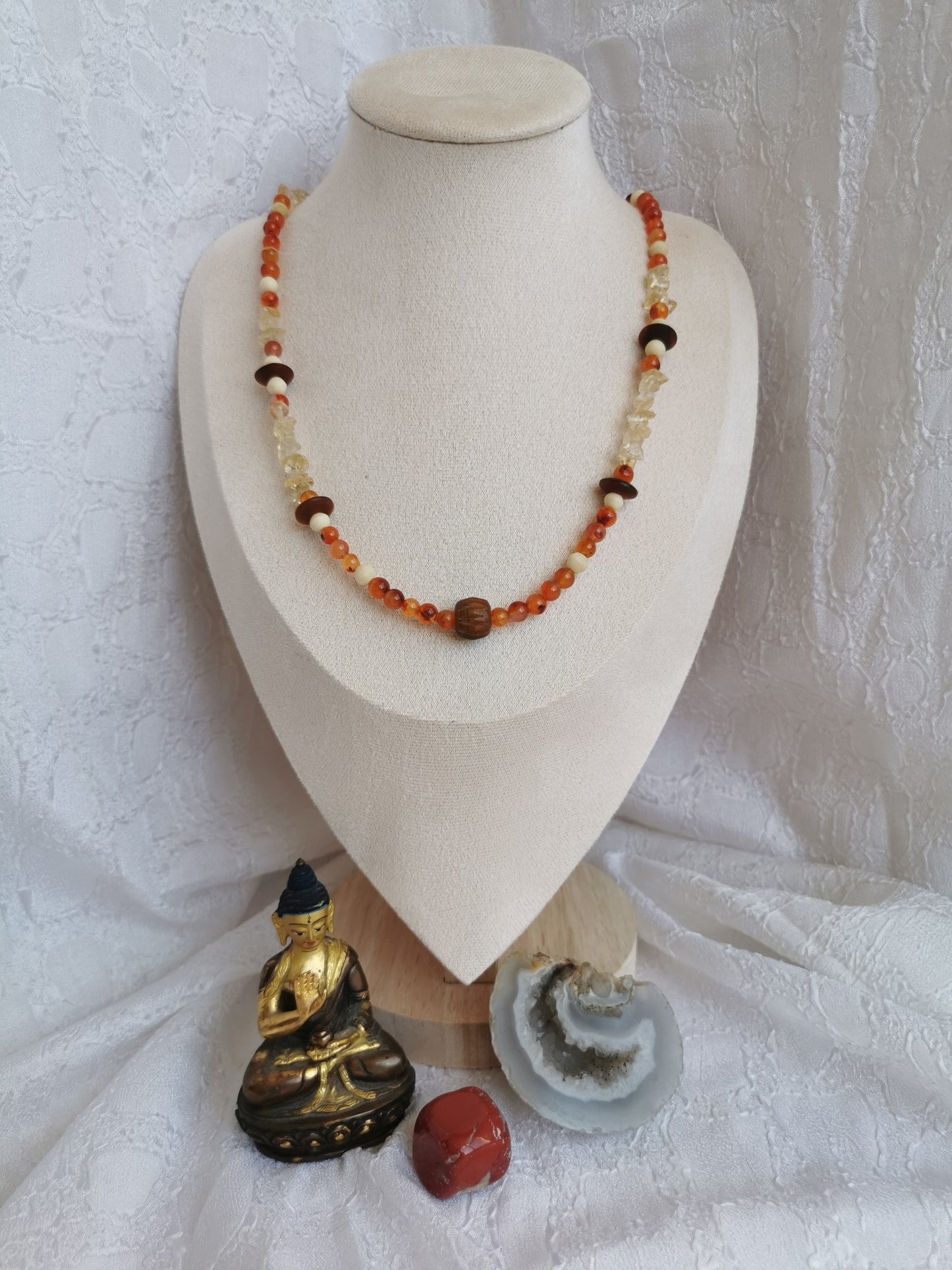 Collier en cornaline, chips de citrine et perle en bois