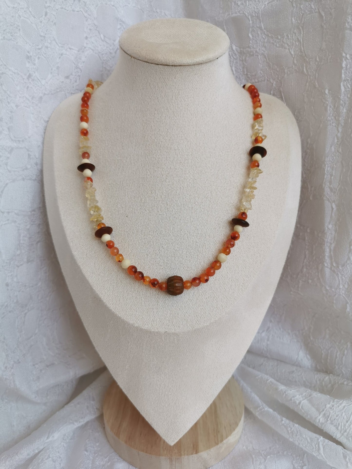 Collier en cornaline, chips de citrine et perle en bois