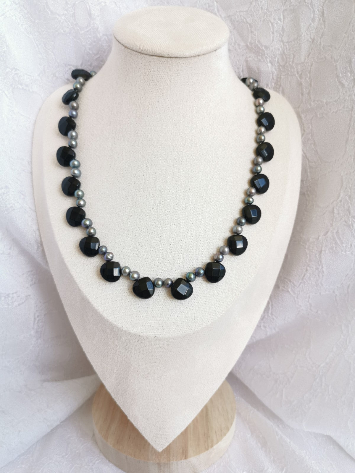 collier en perle d'eau douce teintée et onyx facetté