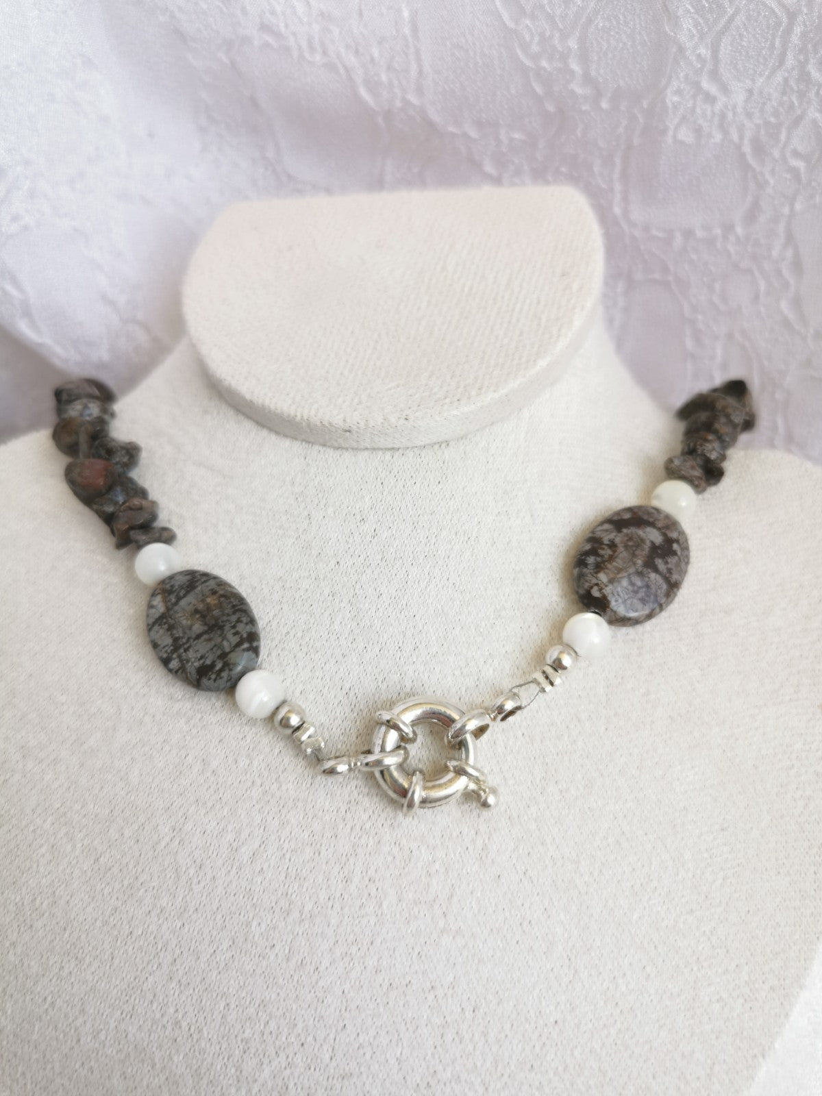 Collier en jaspe paysage et nacre