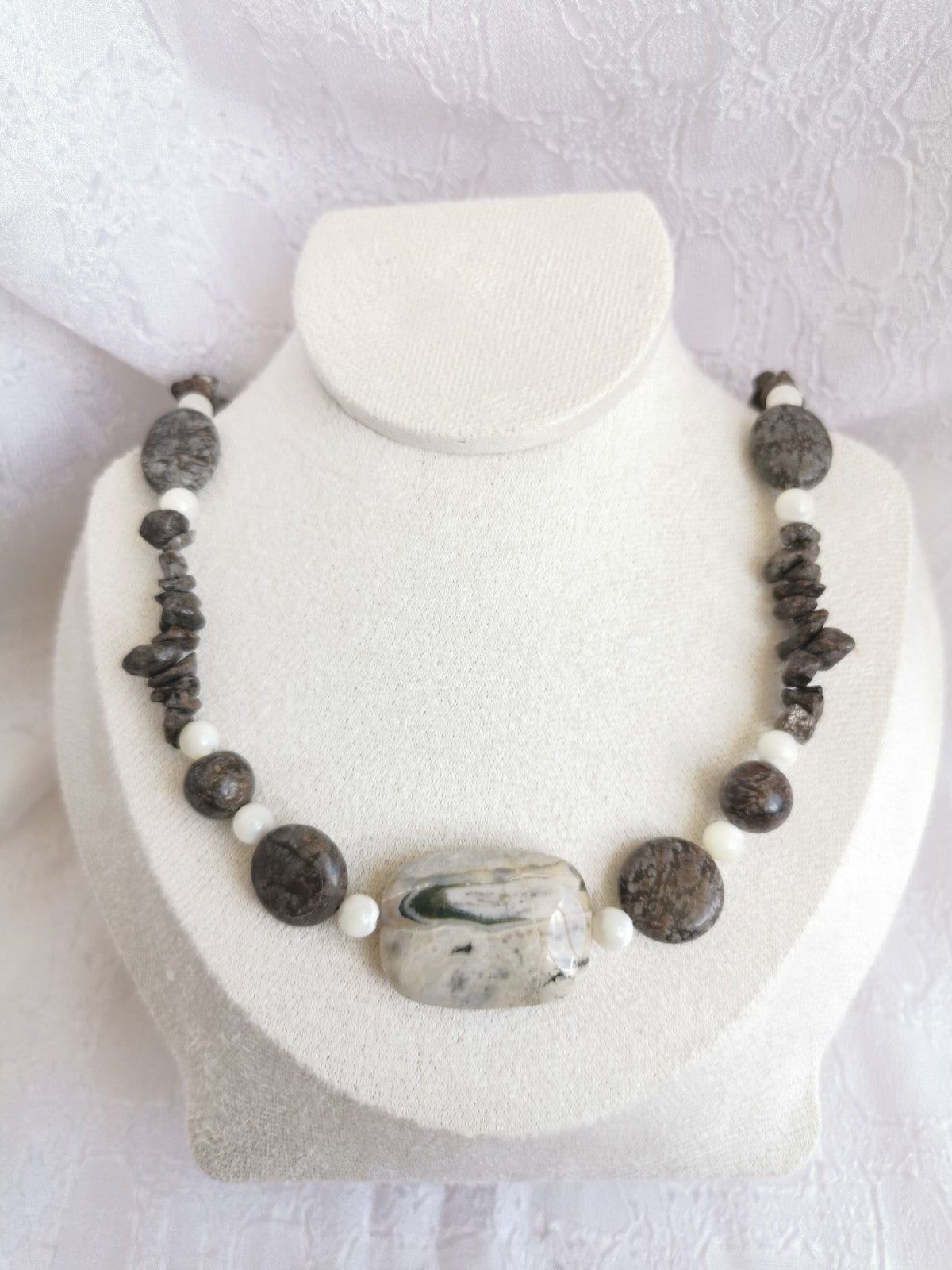 Collier en jaspe paysage et nacre