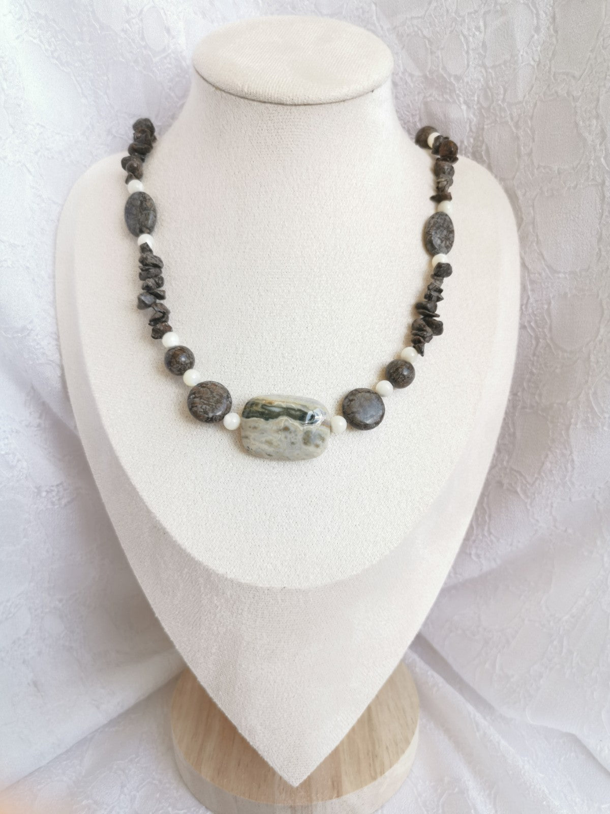 Collier en jaspe paysage et nacre