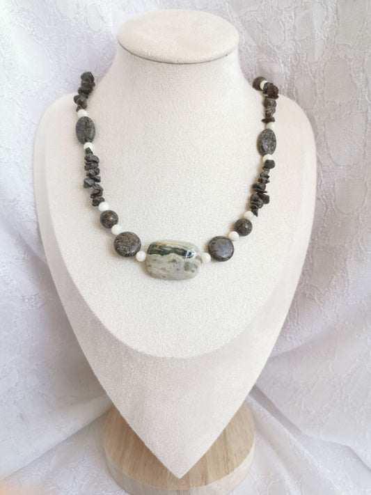 Collier en jaspe paysage et nacre