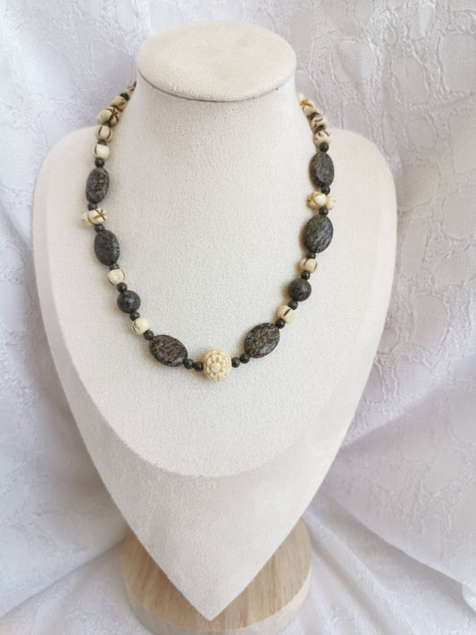 Collier en  jaspe paysage et perles végétales sculptées