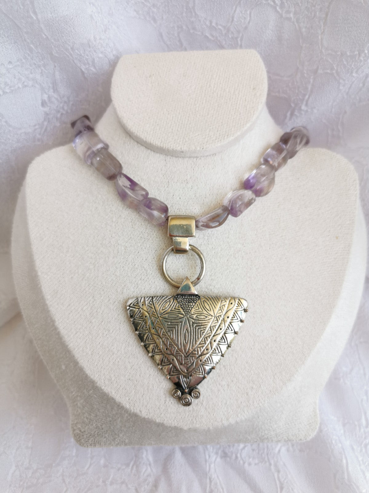 Collier en améthyste avec pendentif ethnique