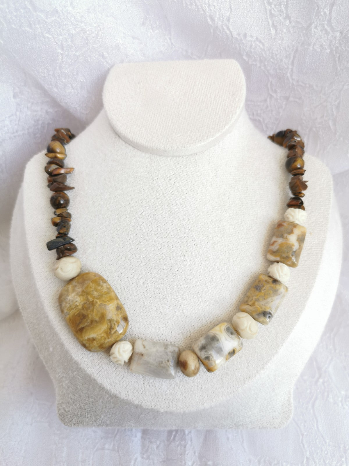 Collier asymétrique en œil de tigre, perle végétale sculptée et jaspe paysage
