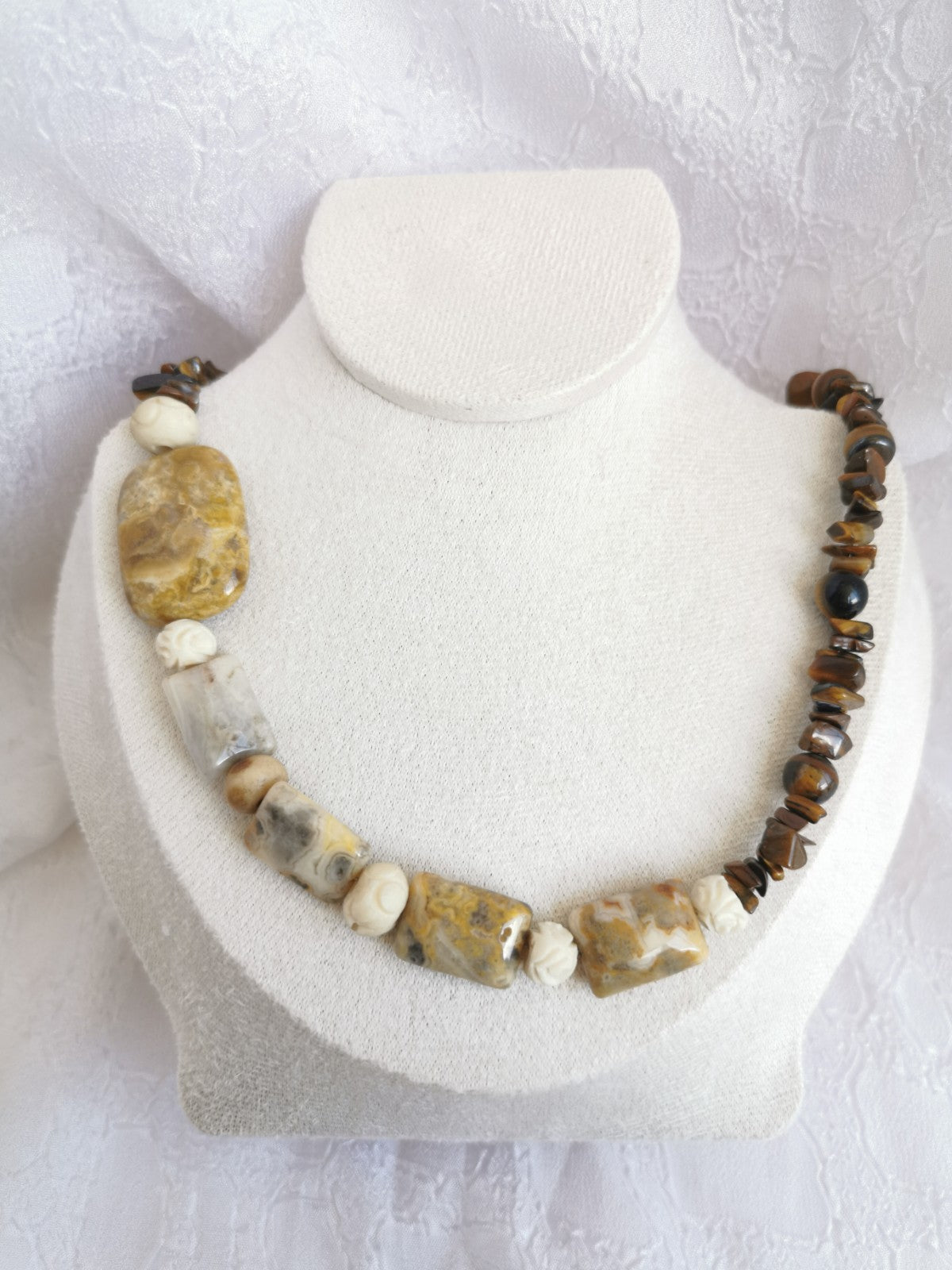 Collier asymétrique en œil de tigre, perle végétale sculptée et jaspe paysage