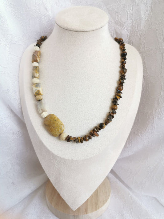 Collier asymétrique en œil de tigre, perle végétale sculptée et jaspe paysage