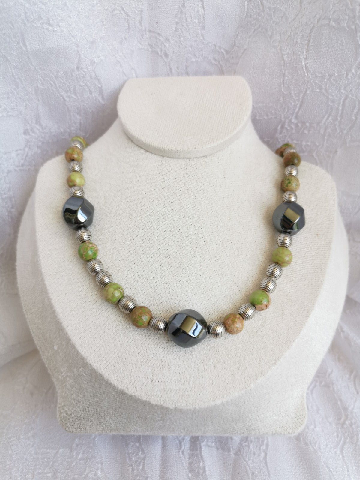Collier en jaspe, perle métal, et perle en hématite