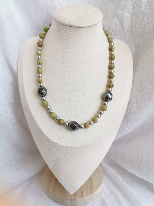 Collier en jaspe, perle métal, et perle en hématite