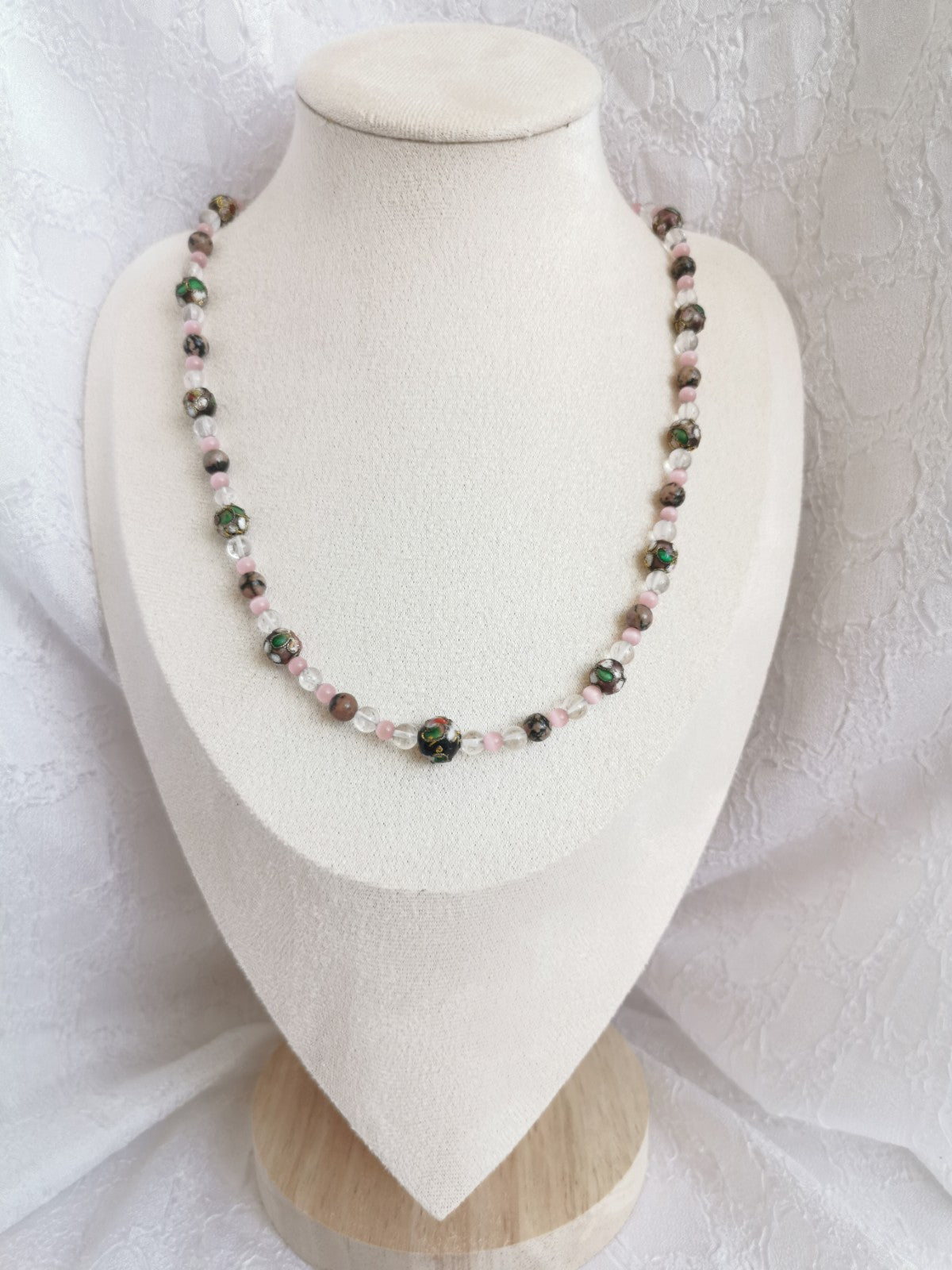 Collier fantaisie émaux et perle de synthèse
