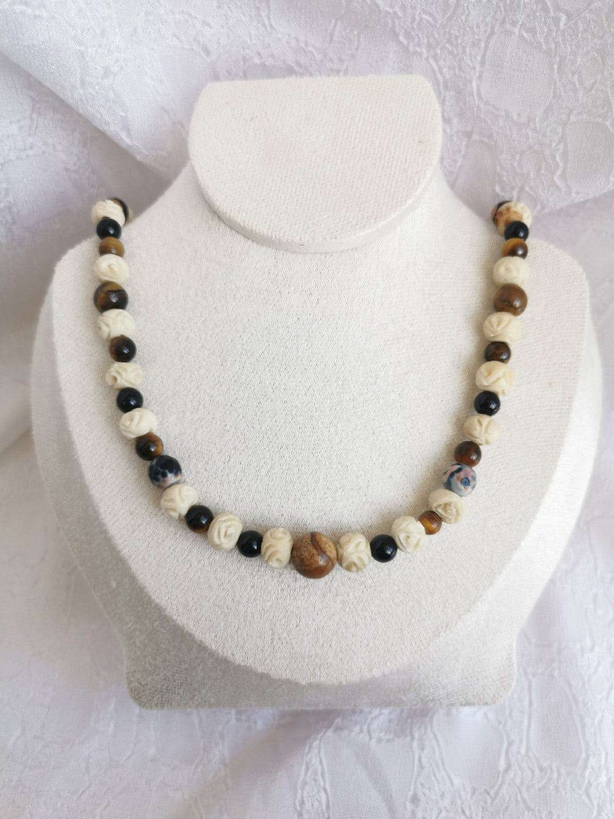 Collier Œil de Tigre, Onyx & Perles Végétales Sculptées