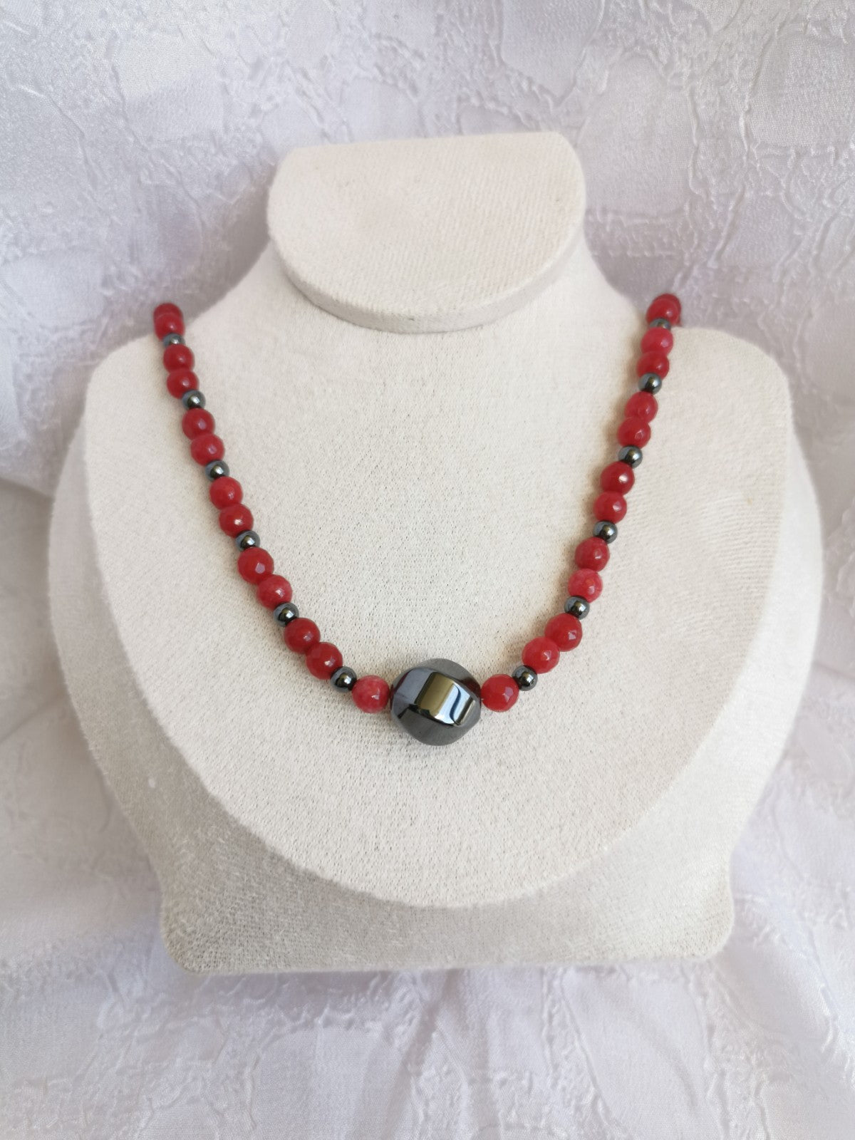 Collier gemme teinté rouge et hématite