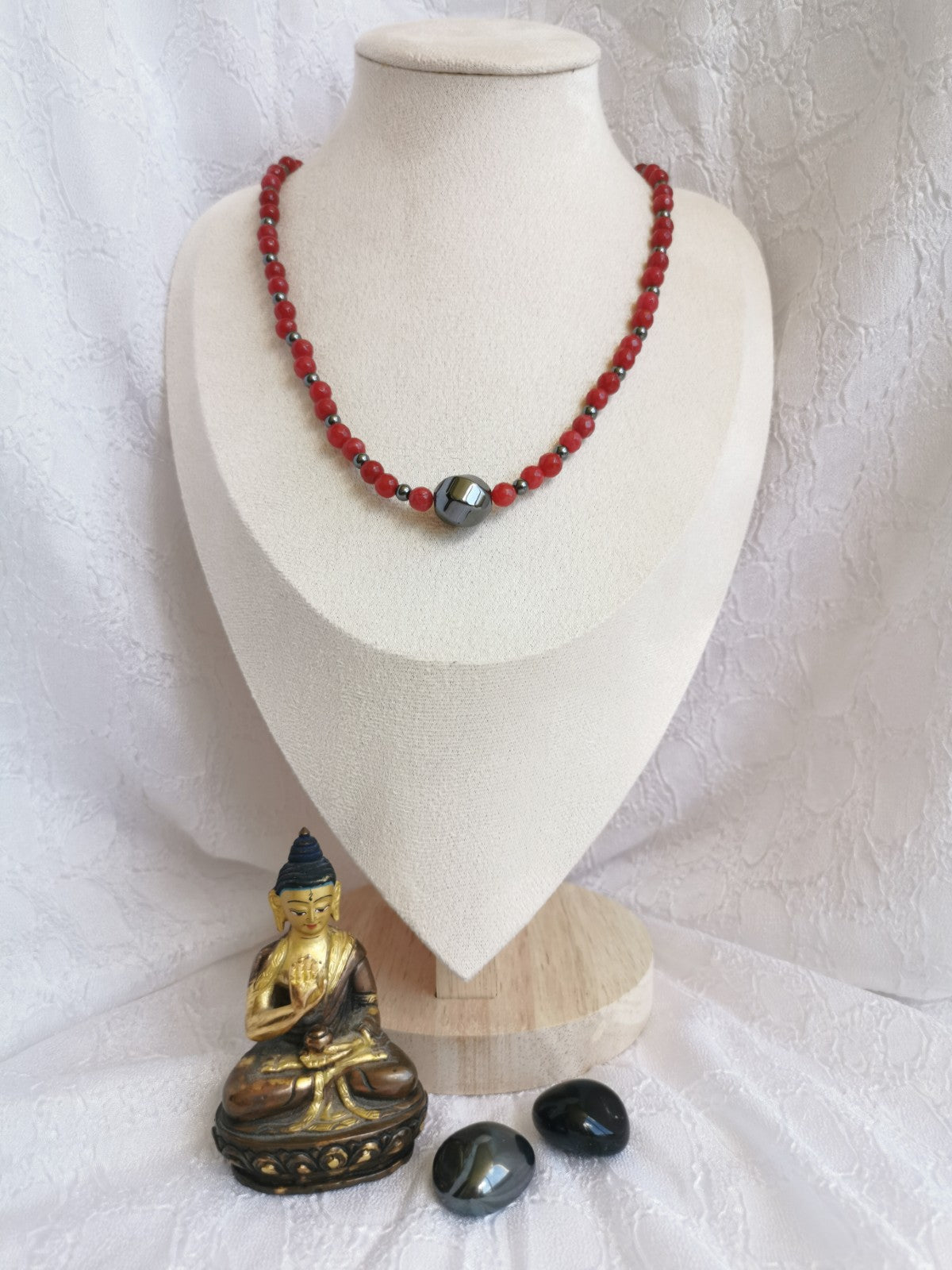 Collier gemme teinté rouge et hématite