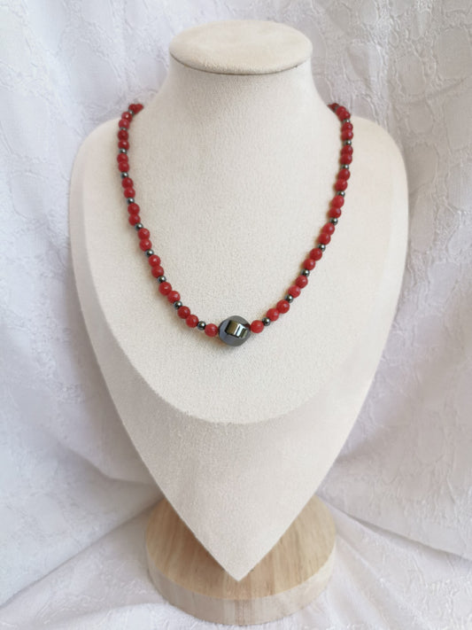 Collier gemme teinté rouge et hématite