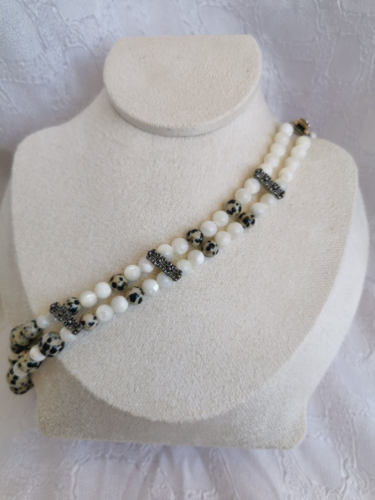 Collier deux rangs style ancien en nacre et jaspe dalmatien