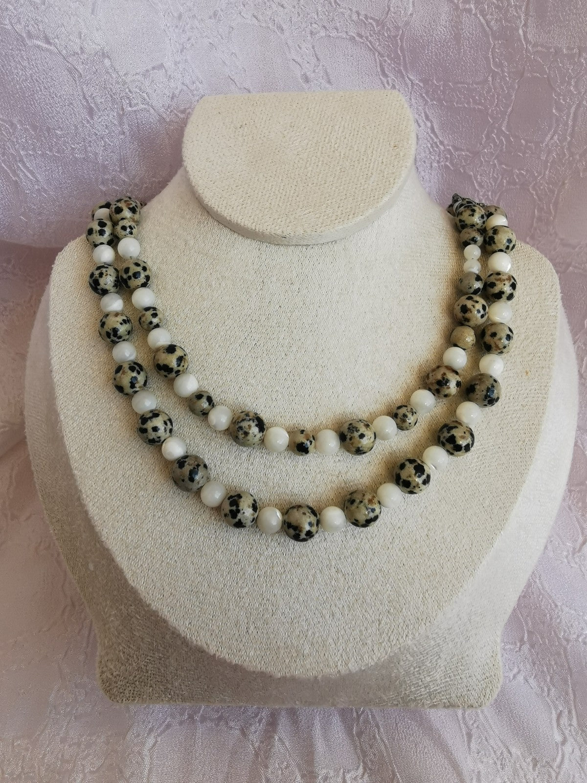 Collier deux rangs style ancien en nacre et jaspe dalmatien