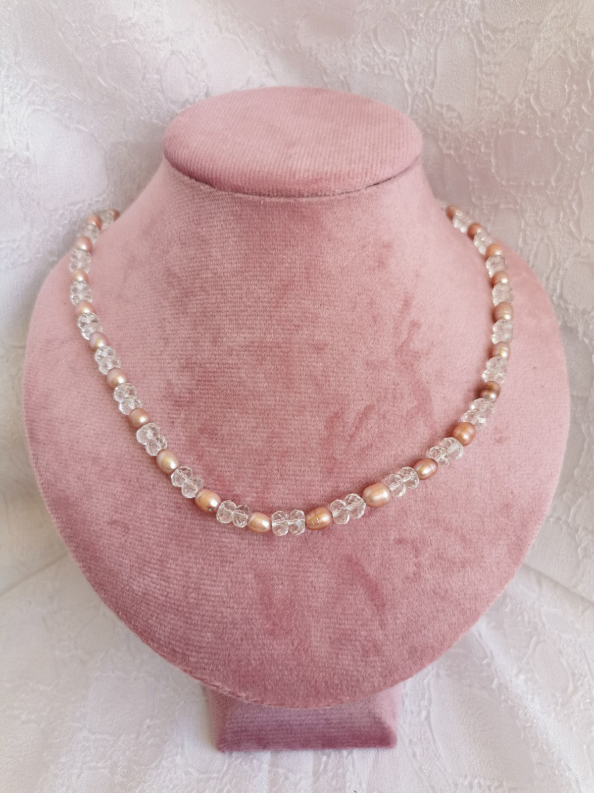 Collier en perle d'eau douce teintée et perles fantaisies