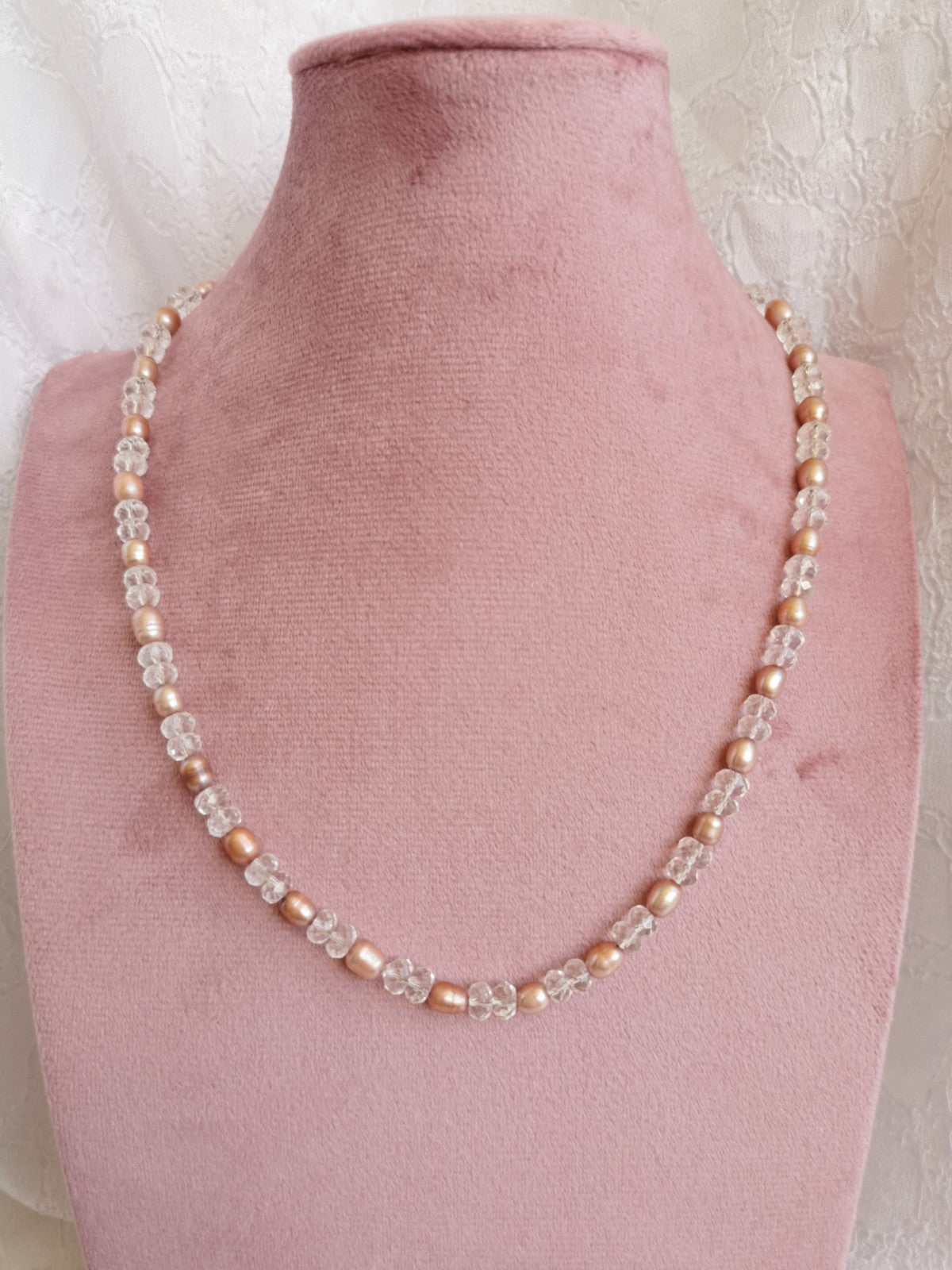 Collier en perle d'eau douce teintée et perles fantaisies