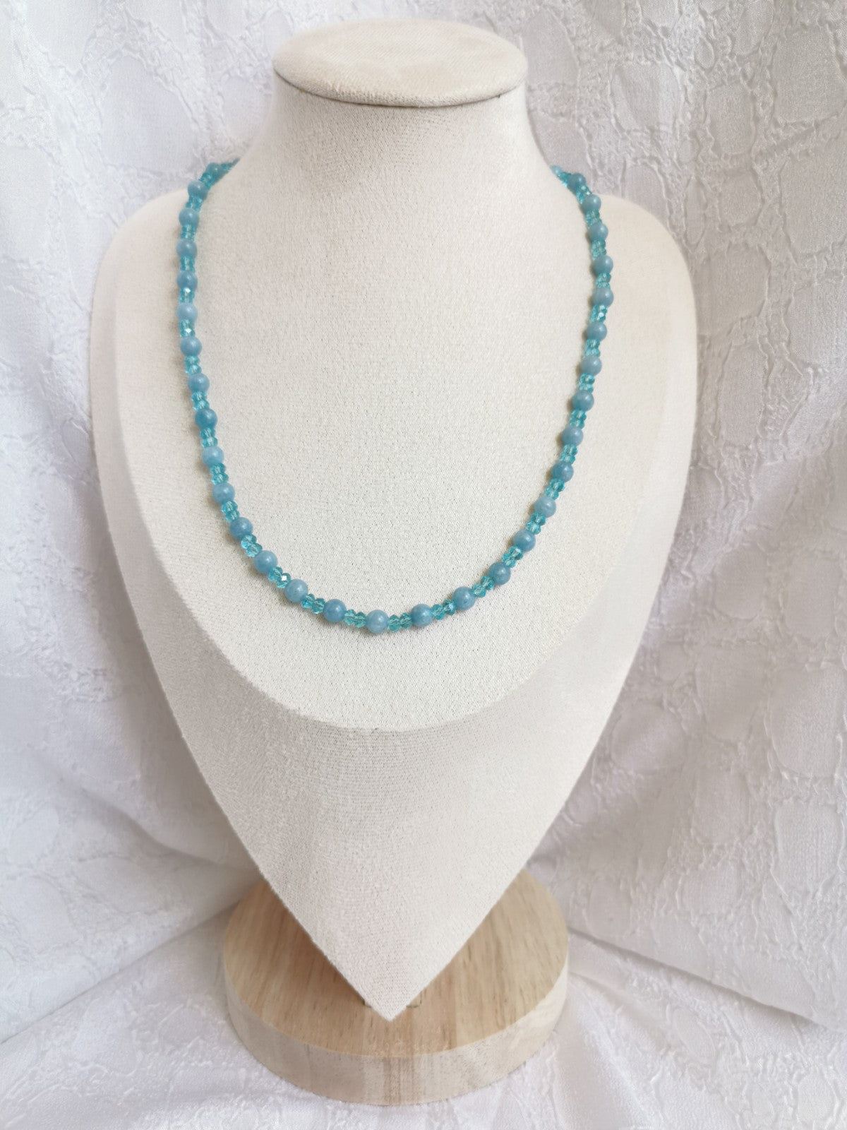 Collier en calcédoine et perle fantaisie facettée