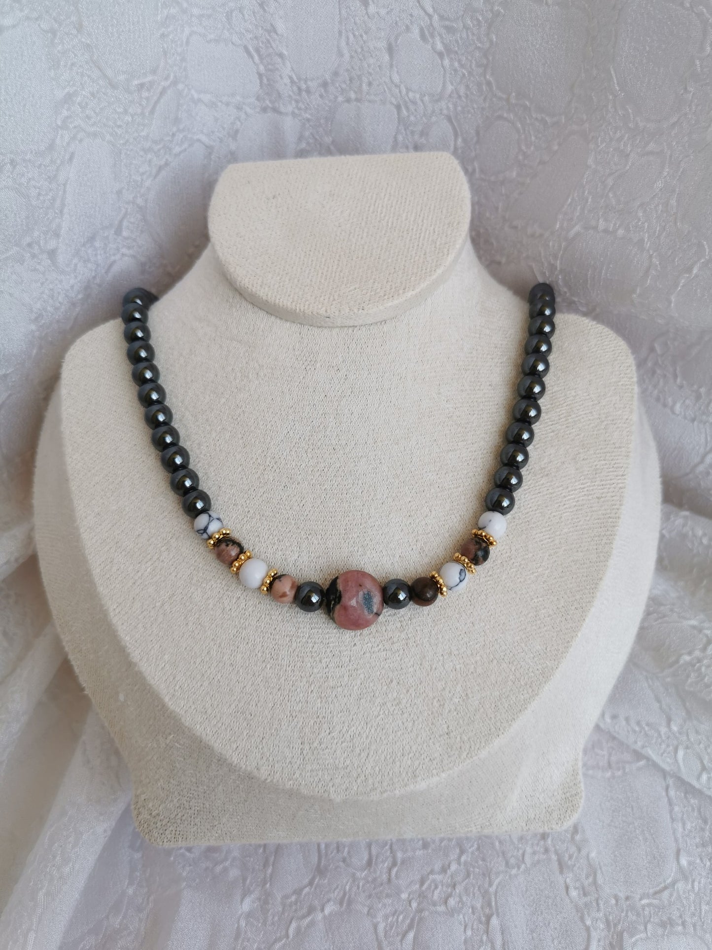 Collier en hématite, rhodonite et howlite