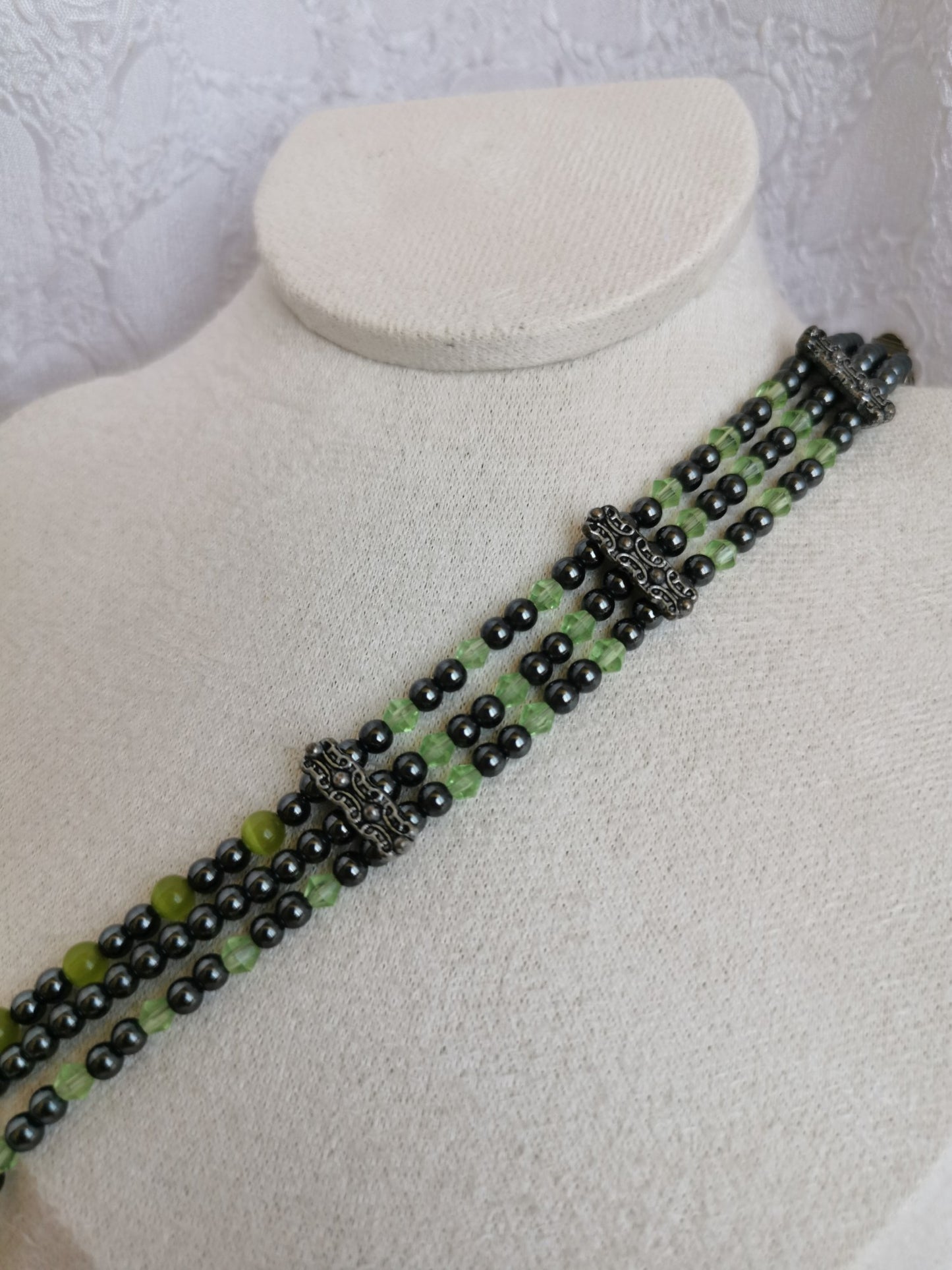 Collier vintage 3 rangs en hématite, perle vertes de synthèse
