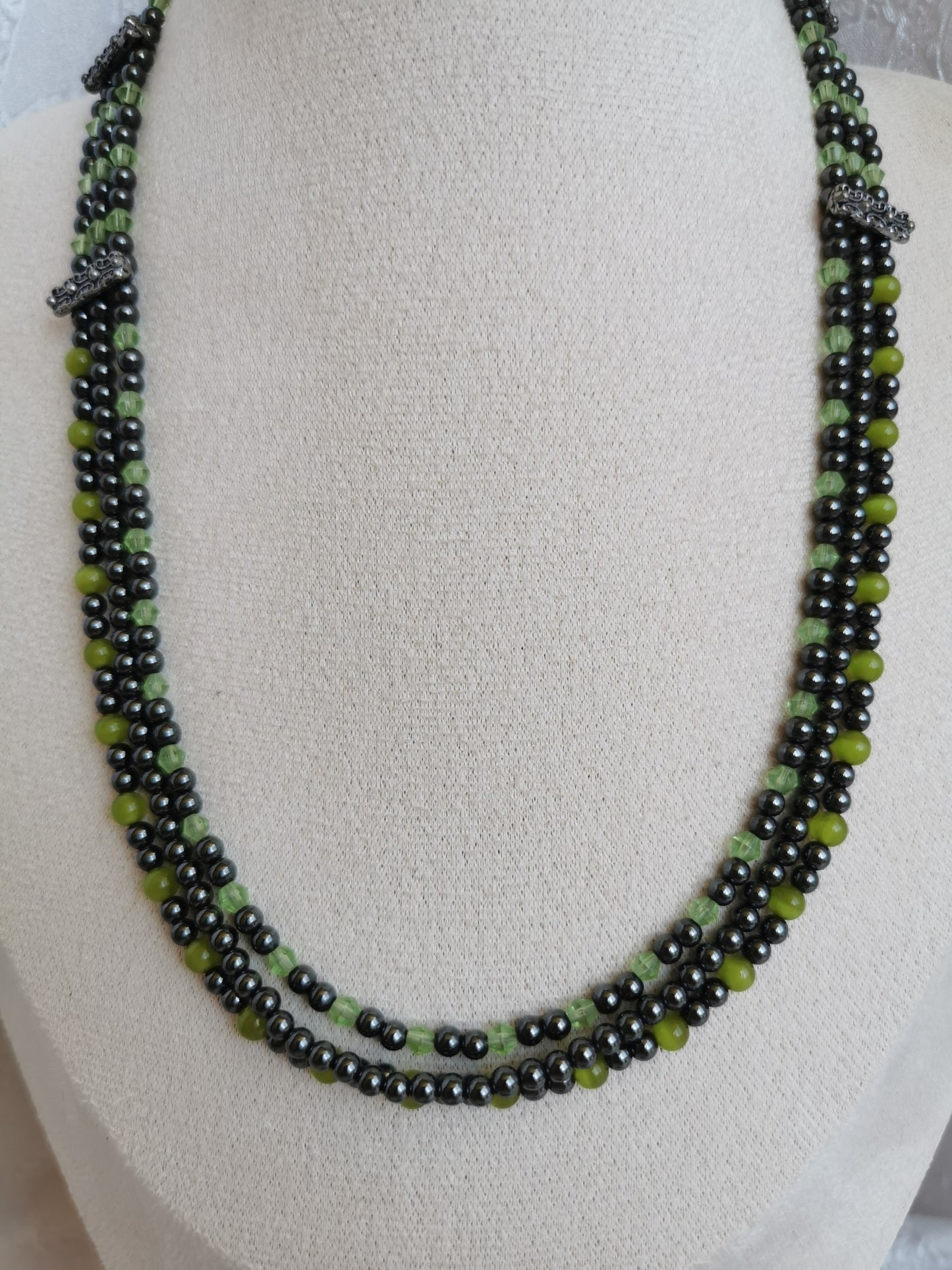 Collier vintage 3 rangs en hématite, perle vertes de synthèse