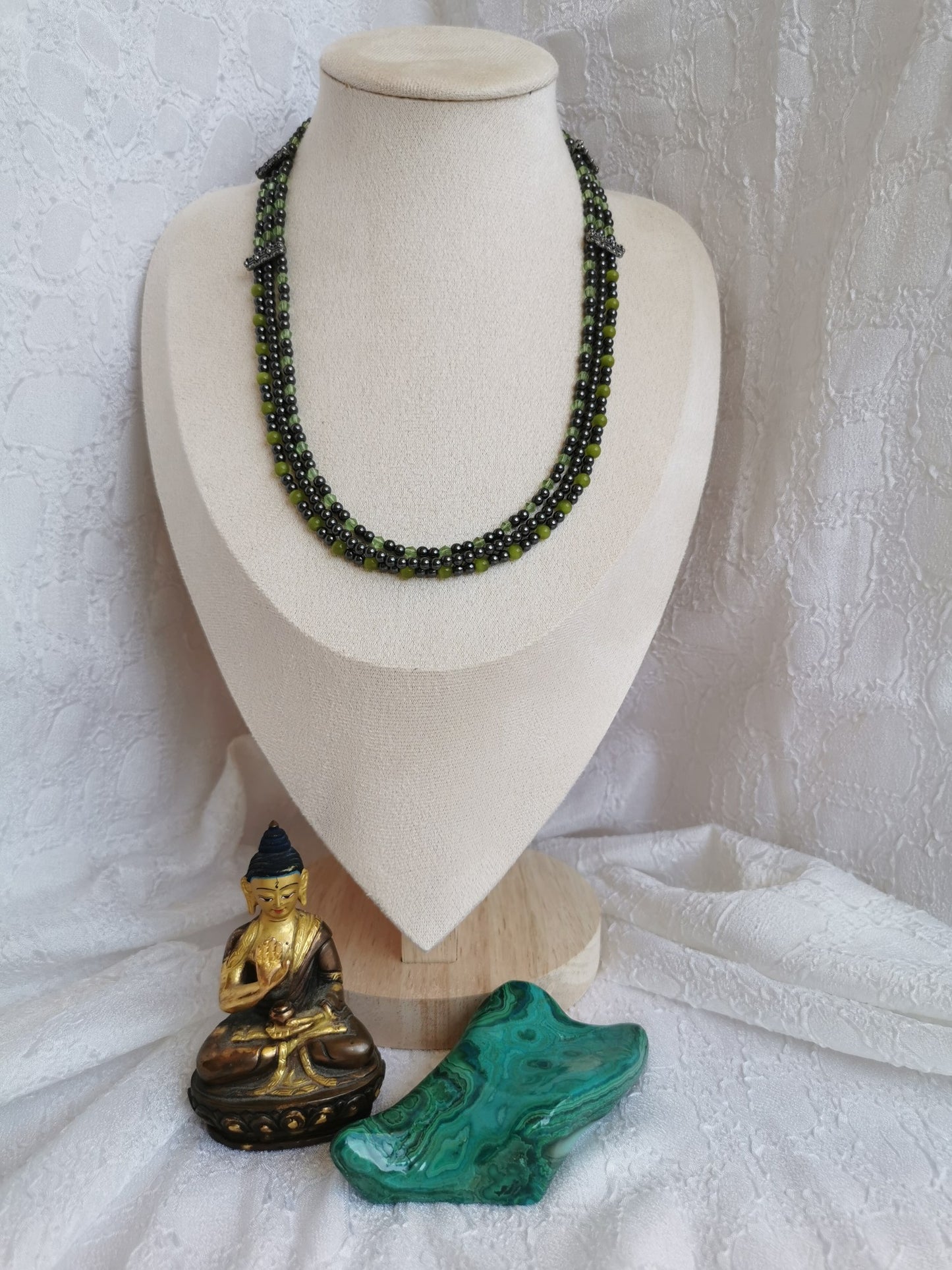 Collier vintage 3 rangs en hématite, perle vertes de synthèse
