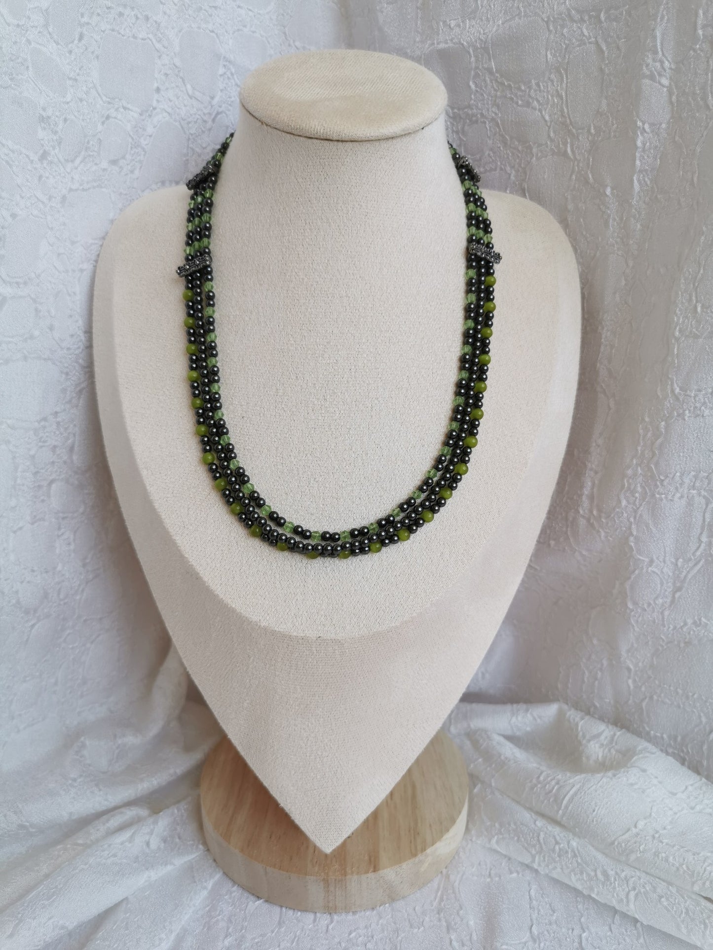 Collier vintage 3 rangs en hématite, perle vertes de synthèse