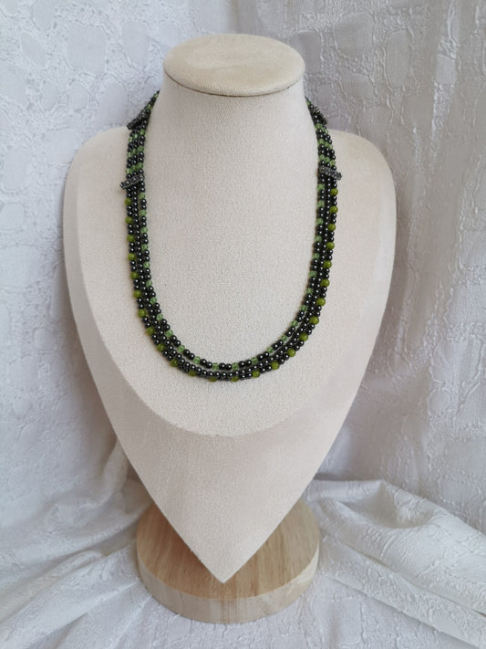 Collier vintage 3 rangs en hématite, perle vertes de synthèse