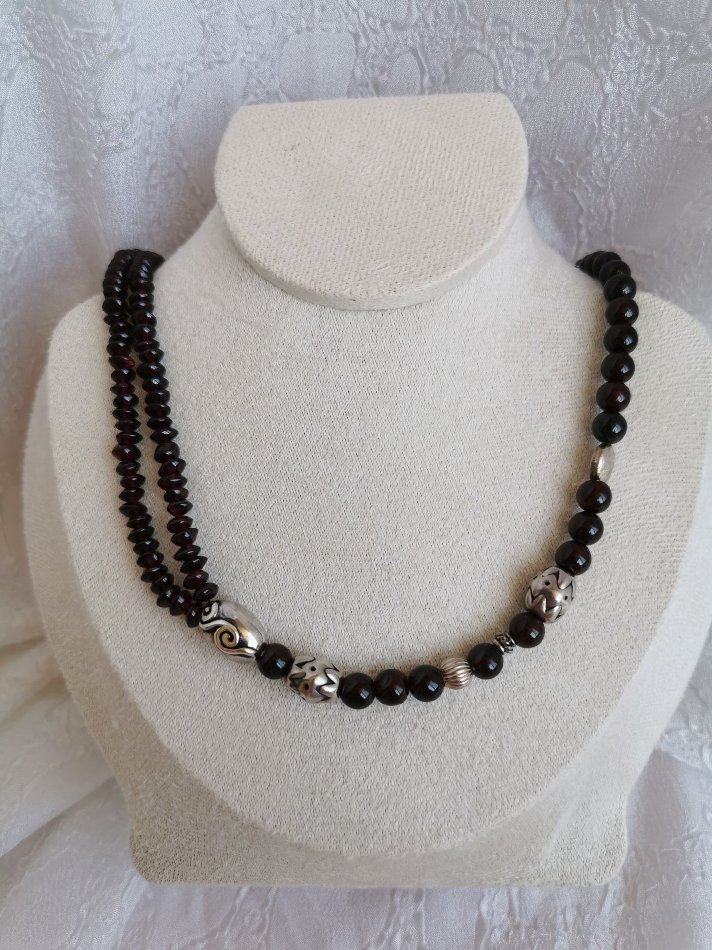 Collier asymétrique en grenat et perles argent 925