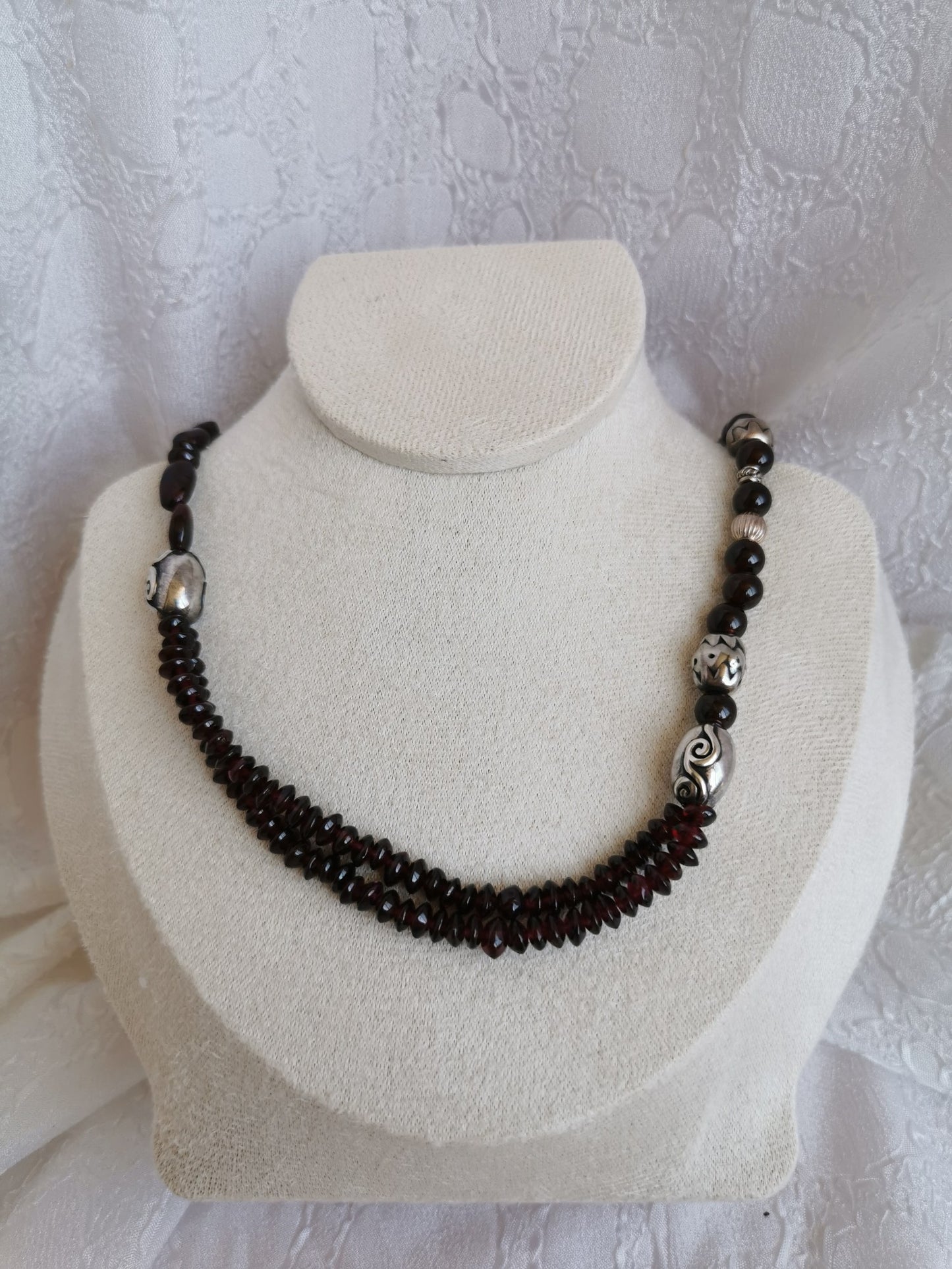 Collier asymétrique en grenat et perles argent 925