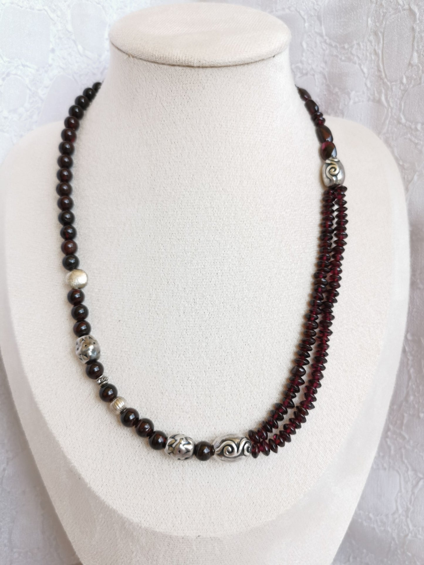 Collier asymétrique en grenat et perles argent 925