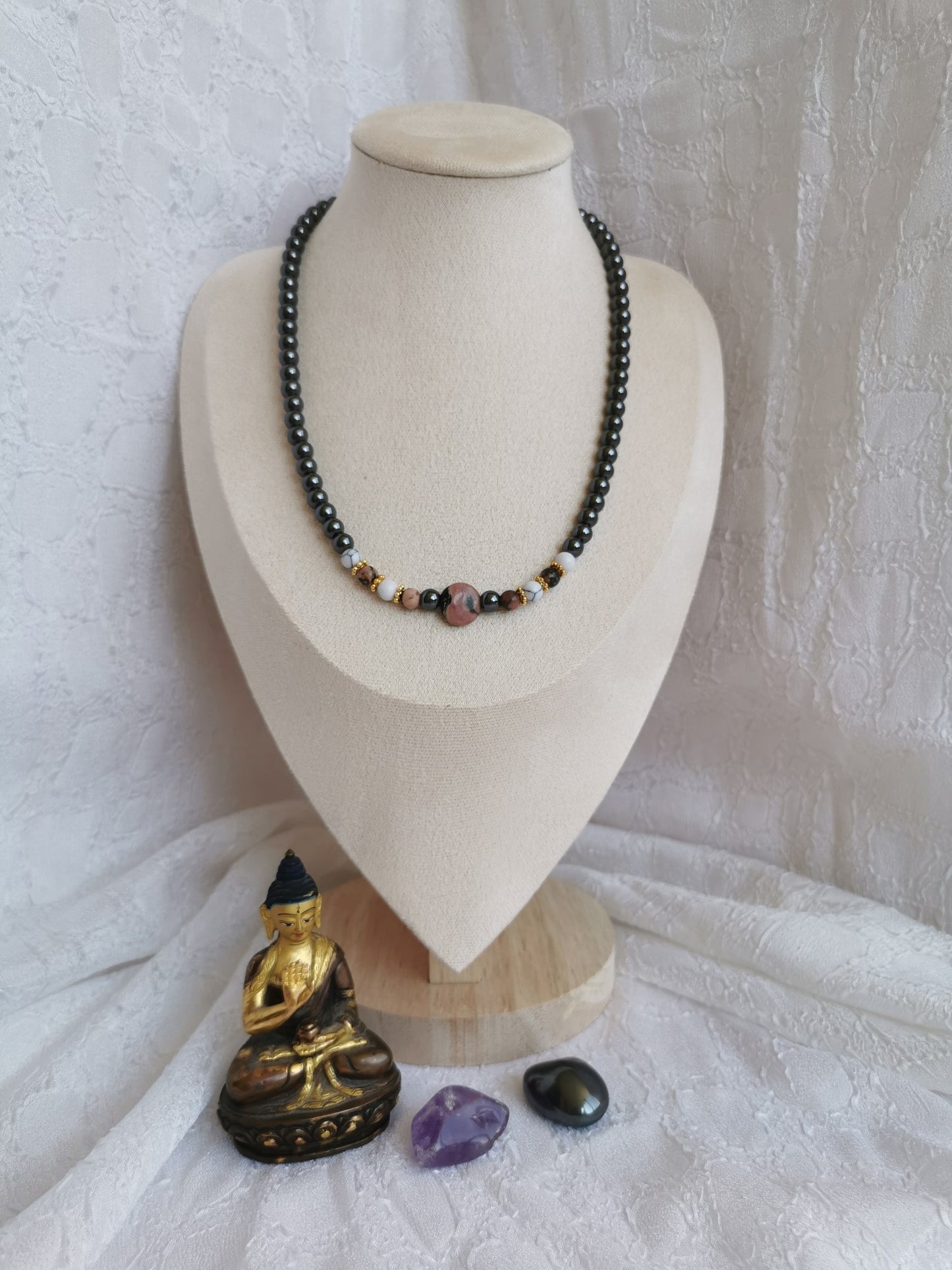 Collier en hématite, rhodonite et howlite