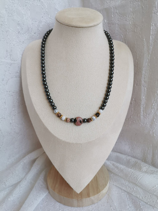 Collier en hématite, rhodonite et howlite