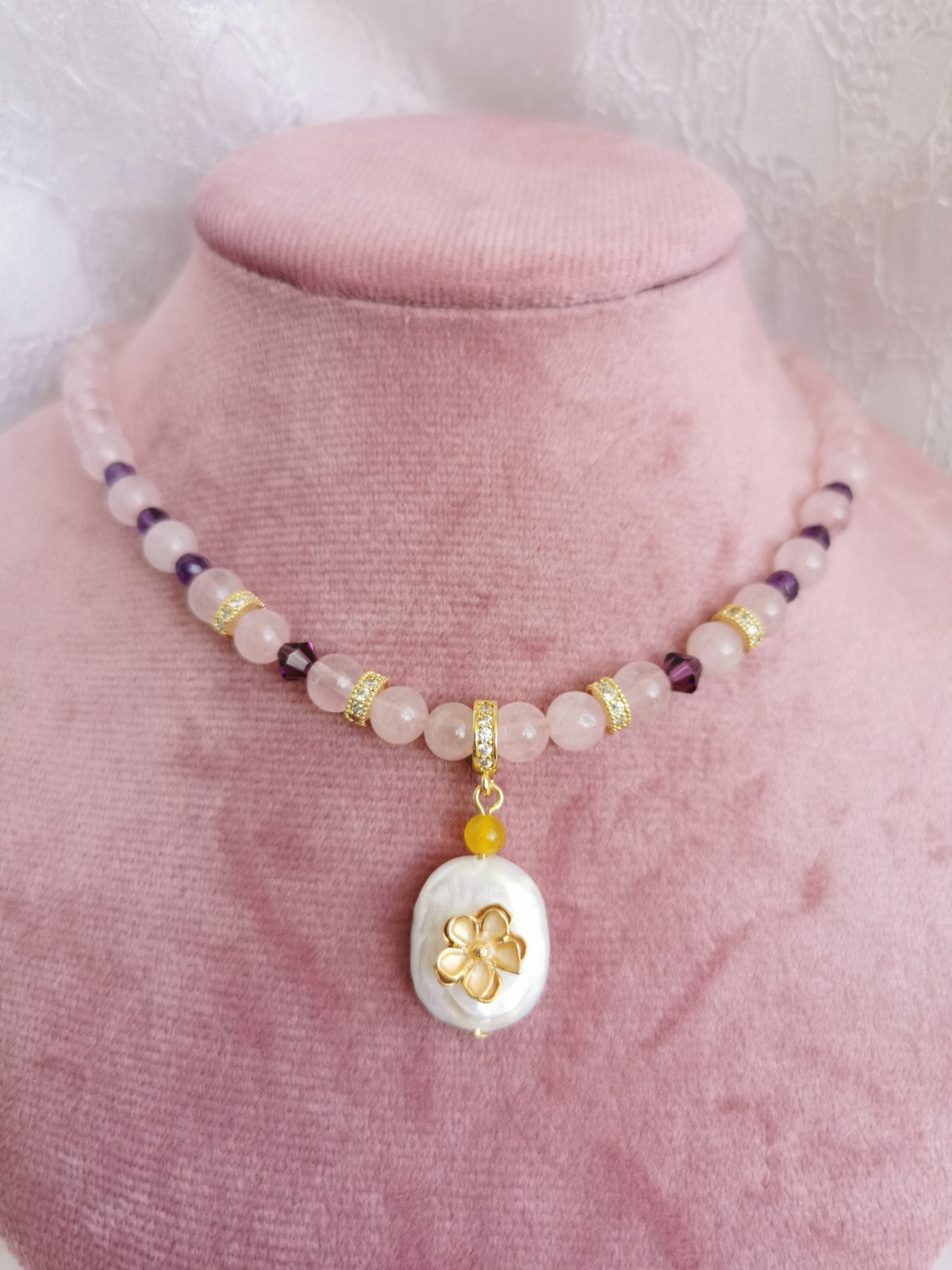 Collier en quartz rose, perle de synthèse violette facettée, pendentif en nacre amovible.