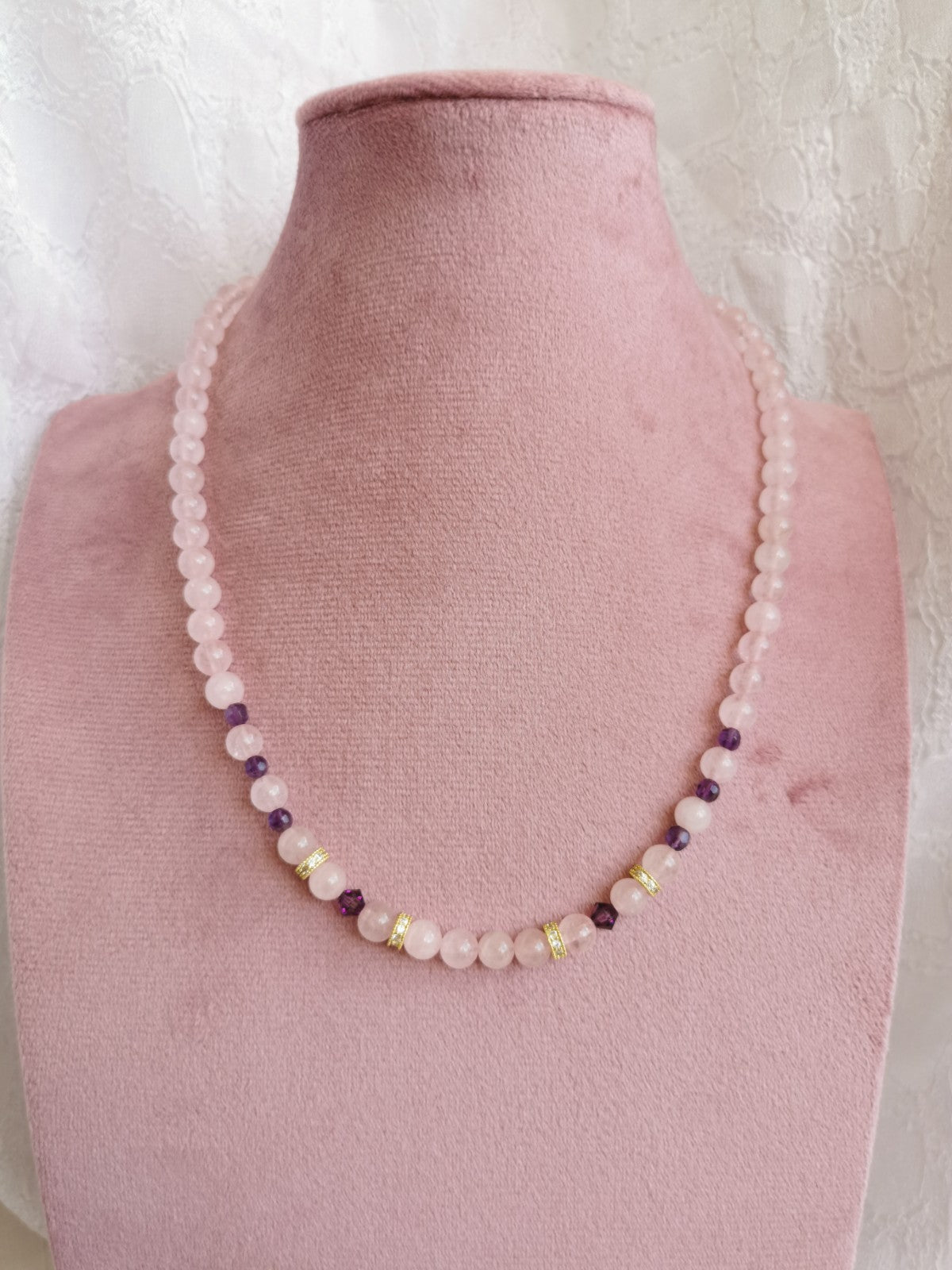 Collier en quartz rose, perle de synthèse violette facettée, pendentif en nacre amovible.