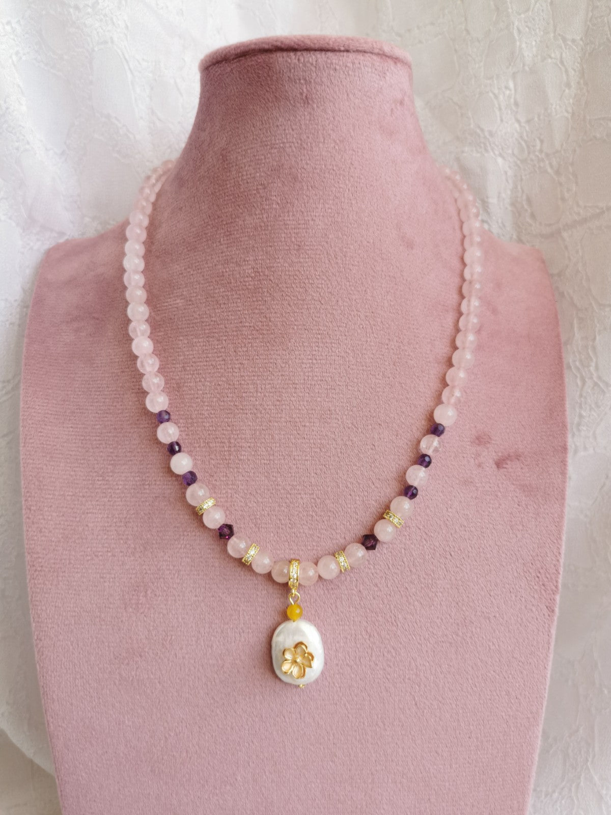 Collier en quartz rose, perle de synthèse violette facettée, pendentif en nacre amovible.