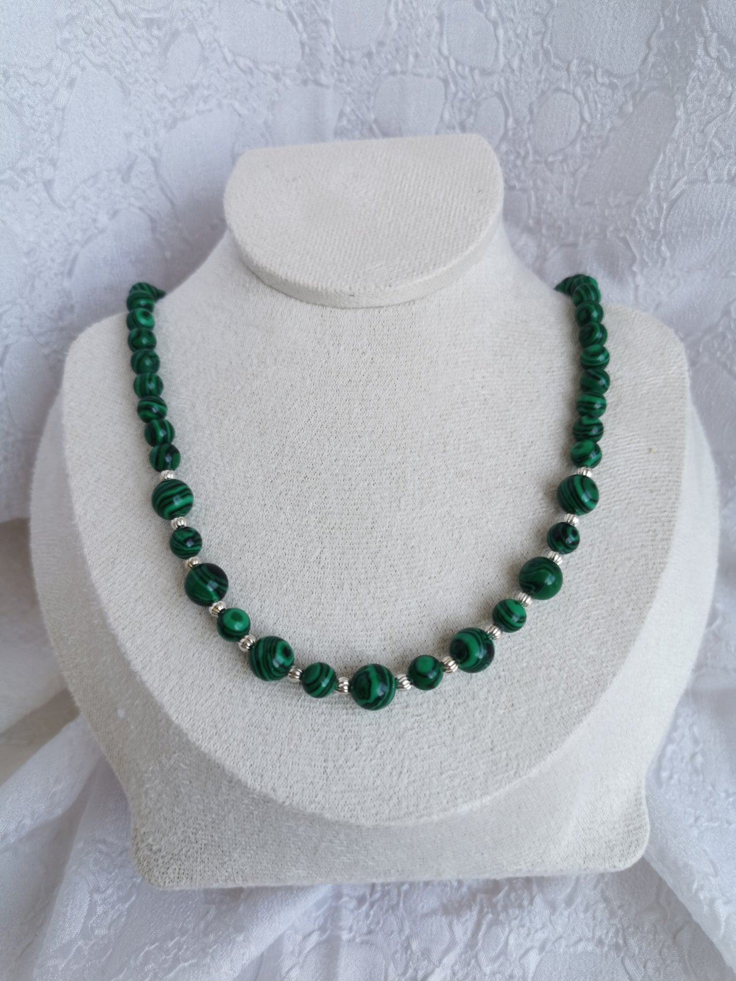 Collier en malachite avec petites perles en argent 925