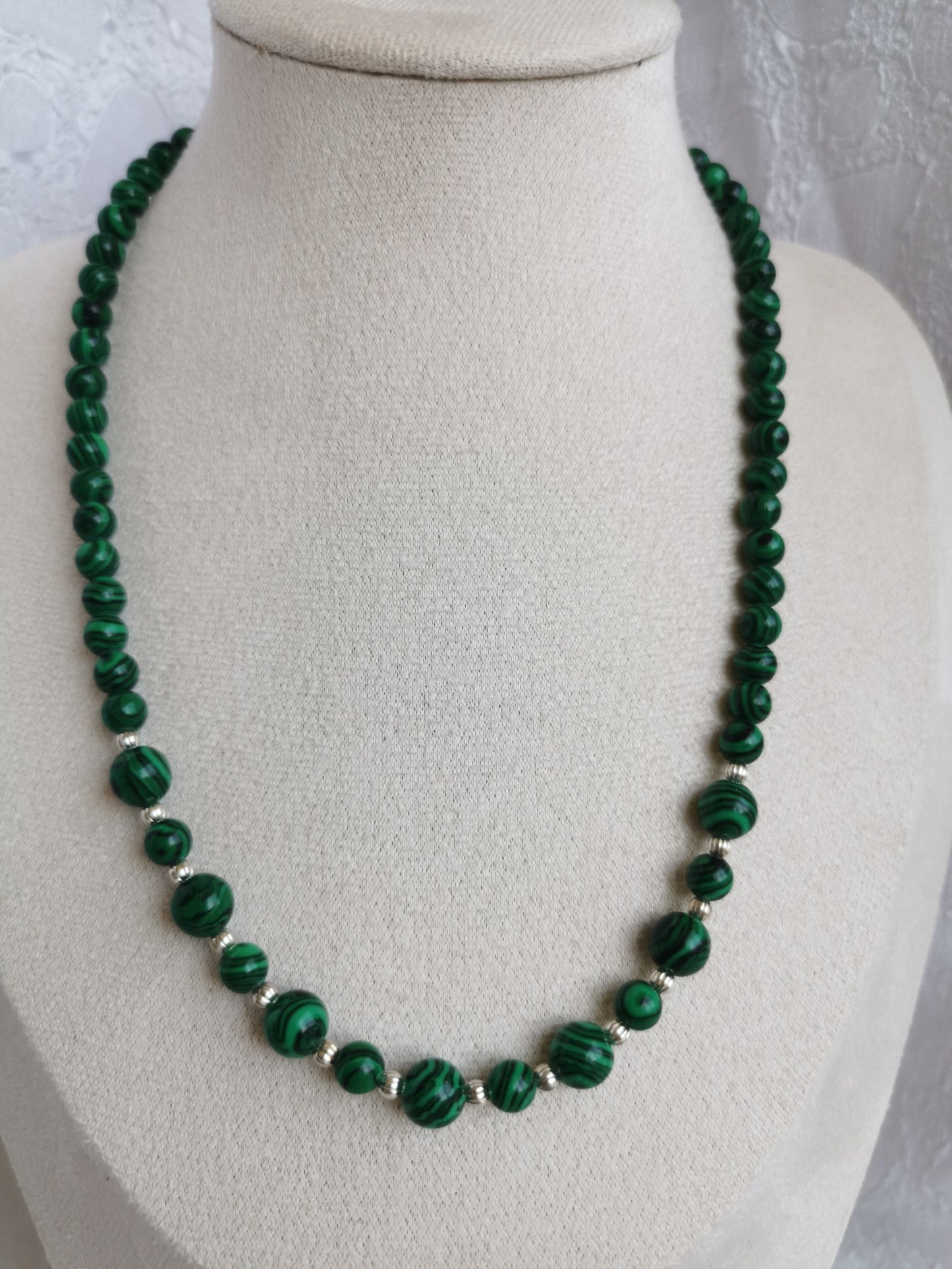 Collier en malachite avec petites perles en argent 925