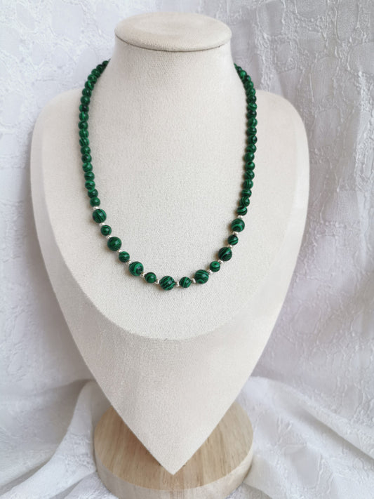 Collier en malachite avec petites perles en argent 925